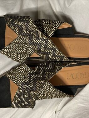 groove Black & Tan Woven Crisscross Slide Sandals